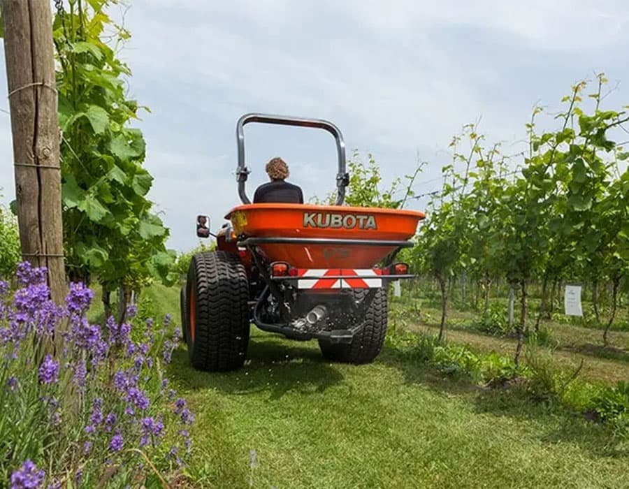 Kubota VS400 pendulum spreader